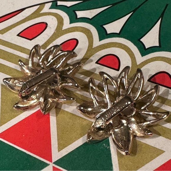 Vintage Sarah Coventry Gold Tone Flower Poinsettia Clip On Earrings - Picture 4 of 6